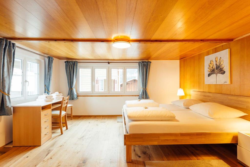 Postel nebo postele na pokoji v ubytování Casa Nacla Sedrun/Surrein