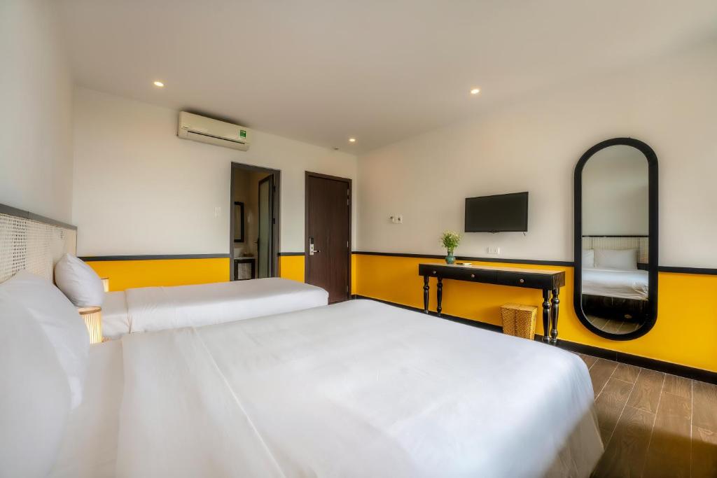 Postel nebo postele na pokoji v ubytování Hoi An Ivy Hotel