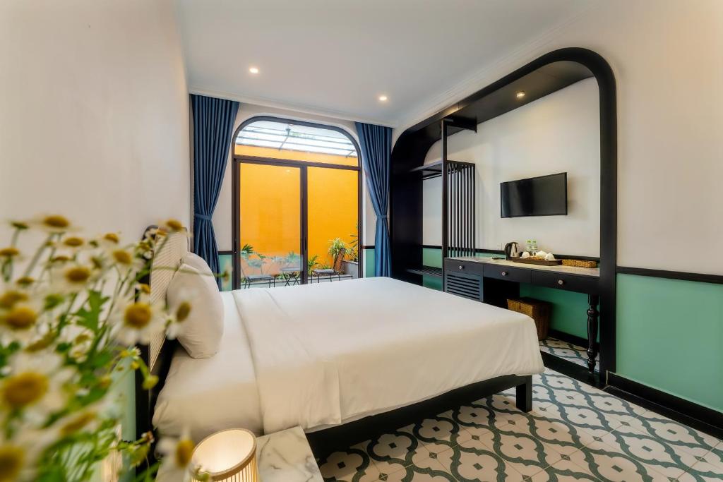 Postel nebo postele na pokoji v ubytování Hoi An Ivy Hotel