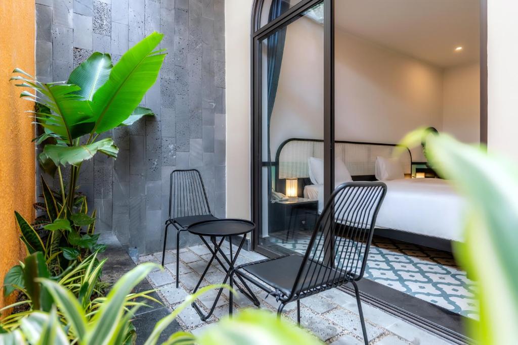 Postel nebo postele na pokoji v ubytování Hoi An Ivy Hotel