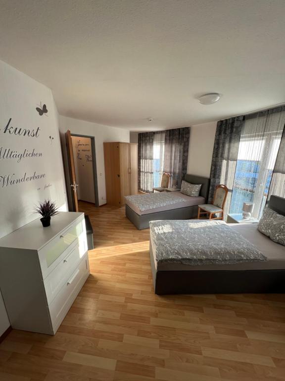 Großes Zimmer mit 2 Betten und einem Schreibtisch. in der Unterkunft Ferienhaus Zur Sonne in Gotha