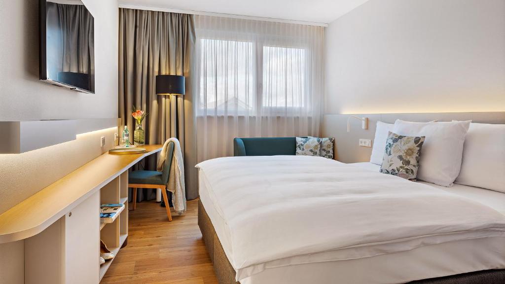 Postel nebo postele na pokoji v ubytování Hey Lou Hotel Karlsruhe Messe