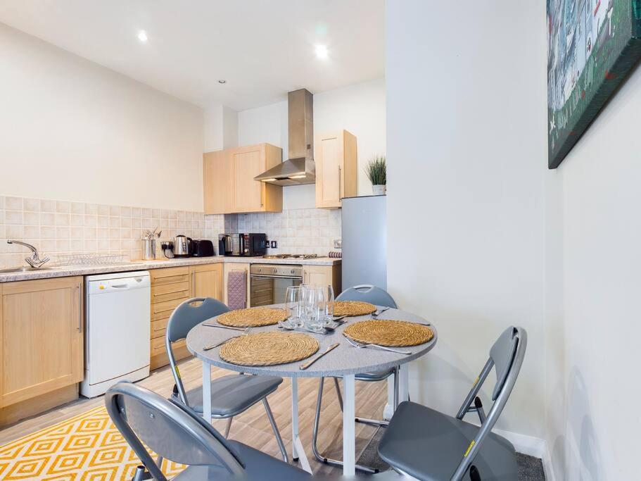 cocina con mesa y sillas en Magnificent 1BDR Apartment in Mersyside, en Liverpool