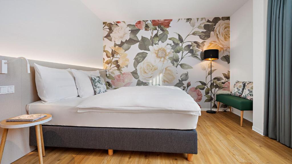 Postel nebo postele na pokoji v ubytování Hey Lou Hotel Karlsruhe Messe
