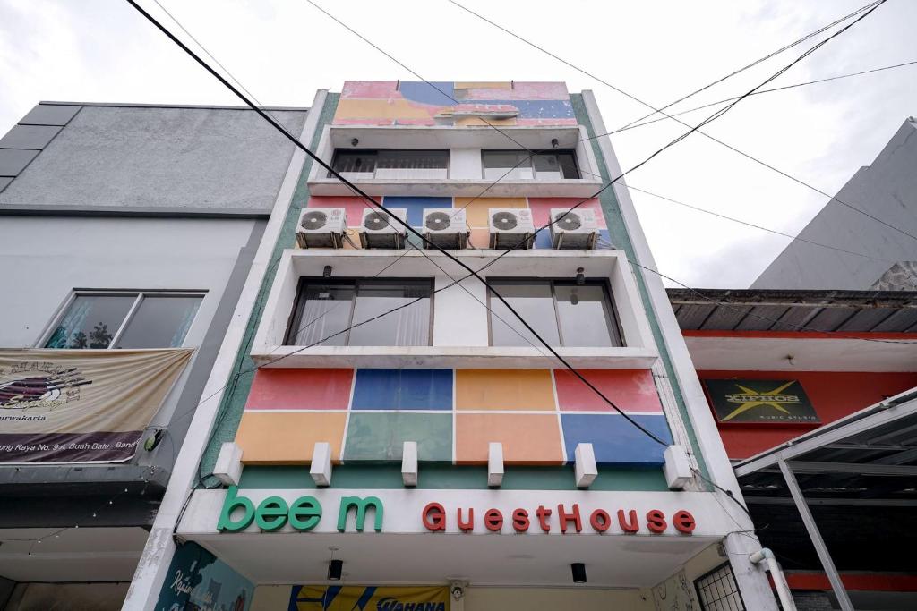 um edifício colorido com um sinal nele em RedDoorz at Buah Batu 5 em Bandung