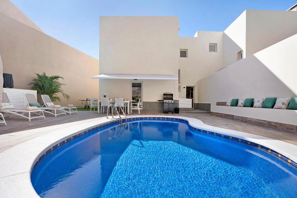 Bazén v ubytování Luxury Villa Taganana nebo v jeho okolí