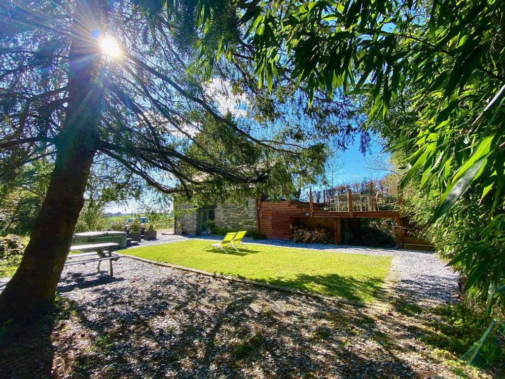 プリマスにあるSunridge Fishing Lodge with Hot Tub & Giant Cinemaの遊び場と黄色い椅子のある公園