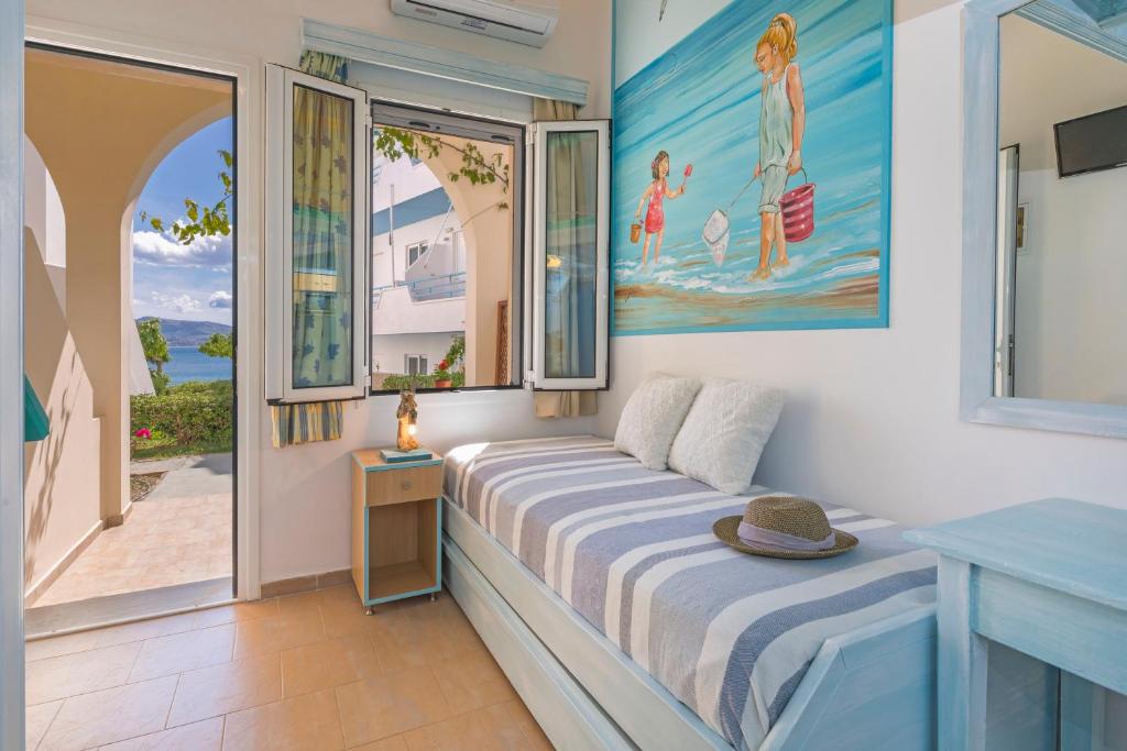 - une chambre avec un lit et une vue sur l'océan dans l'établissement Haraki Mare Studios beach front, à Haraki