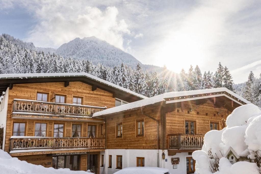 Nespecifikovaný výhled na hory nebo výhled na hory při pohledu z hotelu