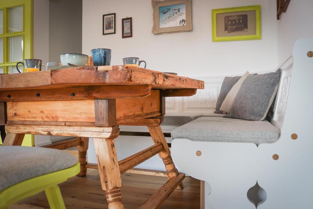 a wooden table with bowls on it in a room at Werkmeisters Hütte in Sankt Andreasberg