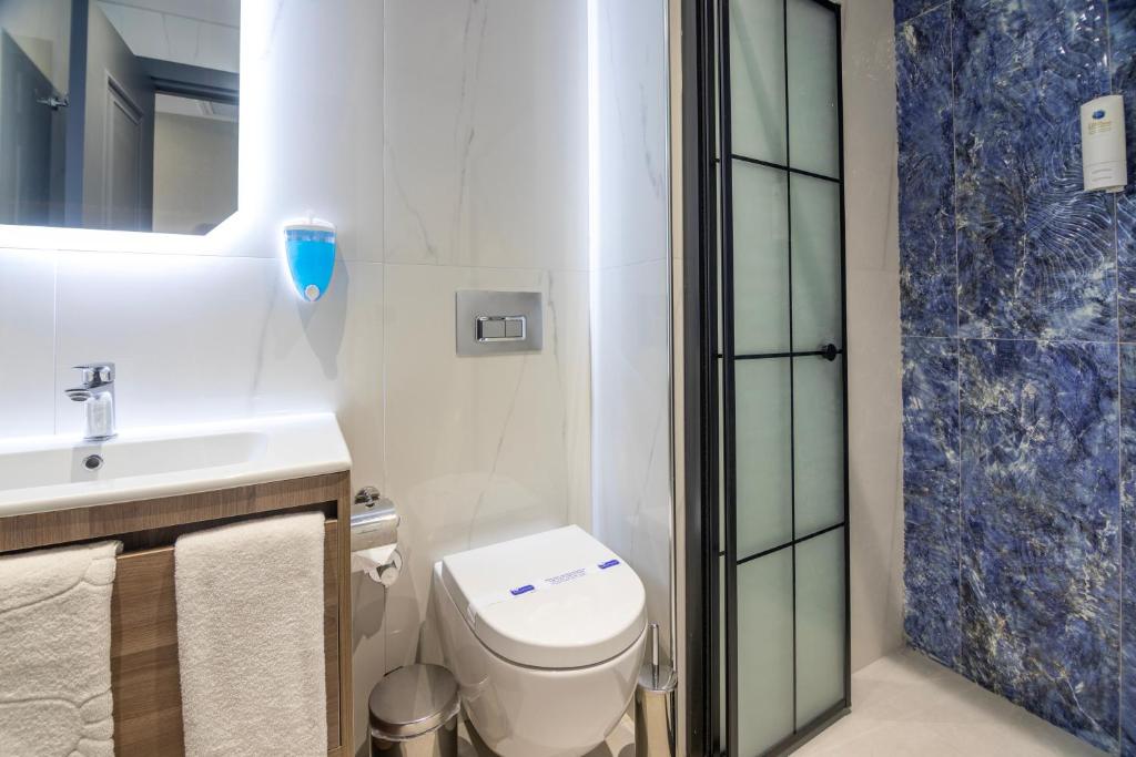 bagno con servizi igienici e lavandino di The Omiya Hotel a Istanbul