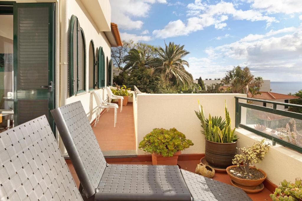 einen Balkon mit 2 Stühlen und einem Tisch in der Unterkunft Luzias Apartment in Funchal