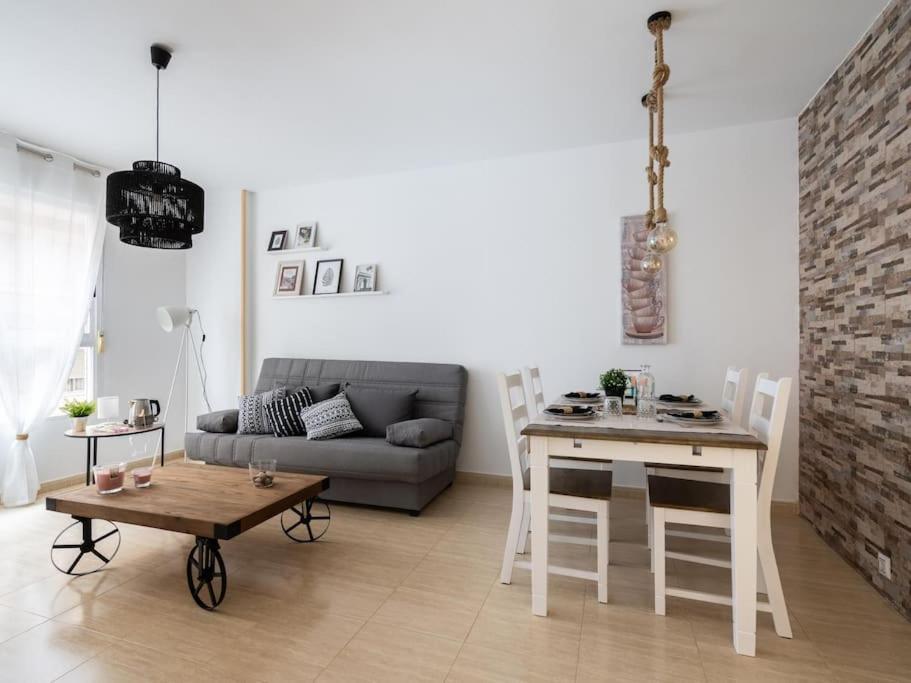 een woonkamer met een bank en een tafel bij Adorable apartment 60m from the beach by Hometels in Puerto de Sagunto
