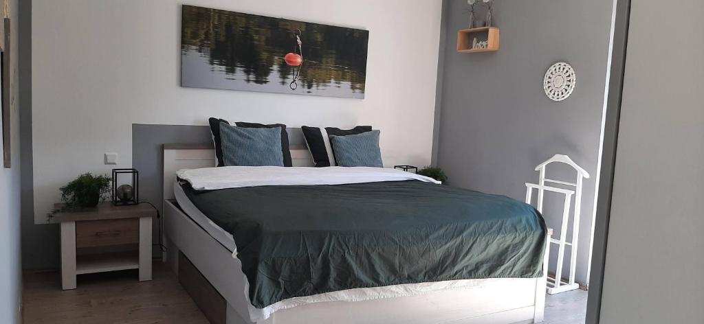 una camera da letto con un grande letto con cuscini blu di Great apartment Winterberg WOODS a Medebach