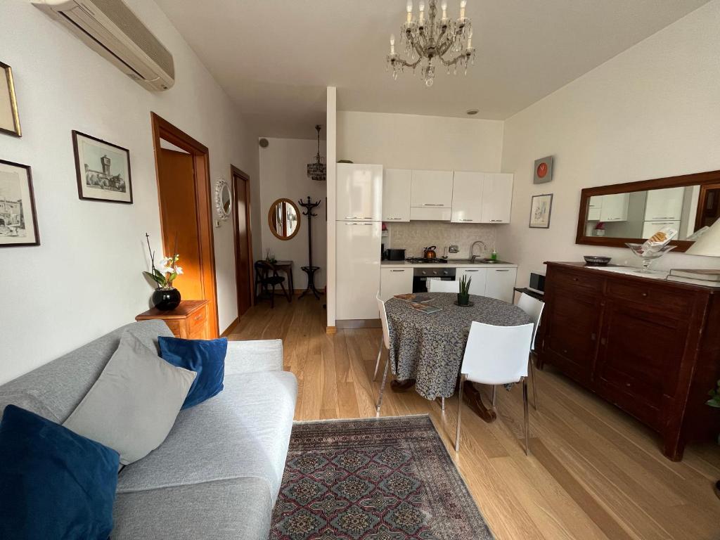 un soggiorno con divano e tavolo e una cucina di Elegant Apartment a Vicenza
