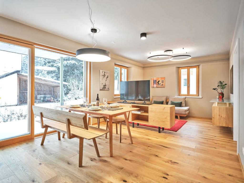 sala de estar con mesa y sofá en Mountain Lover one by AA Holiday Homes, en Tauplitz