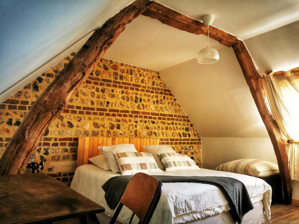 a bedroom with a large bed in a attic at Ecolodge ENTRE MER & CAMPAGNE - Maison d'Hôtes POMME DE PAILLE - Entre Honfleur et Etretat in Octeville-sur-Mer