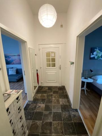 een kamer met een hal met een deur en een slaapkamer bij Apartments Starlight Hotel Wiesmann in Bochum