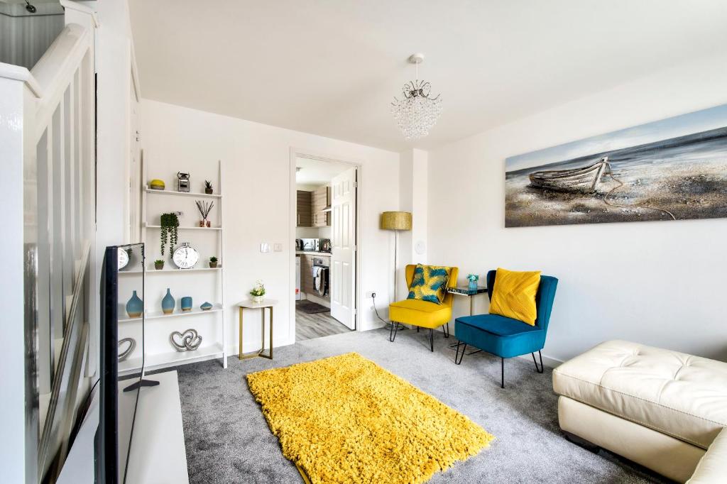 sala de estar con sofá y mesa en 2-Bedroom Holiday Home With Private Garden & Parking, en Edimburgo