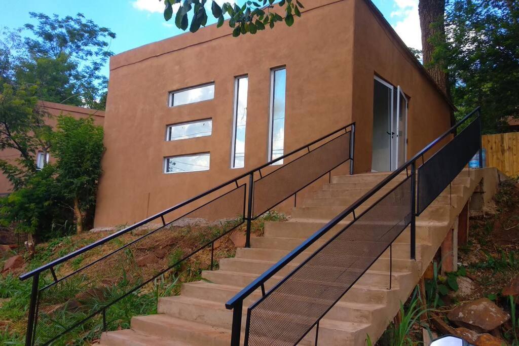 un conjunto de escaleras que conducen a un edificio en Posada El Ceibo en Puerto Iguazú