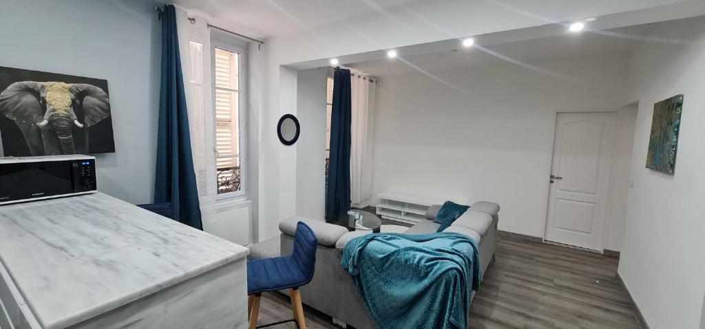 een woonkamer met een bank en een olifantenverf aan de muur bij Appartement très lumineux porte de Saint-Cloud - F3 avec suite parentale in Parijs