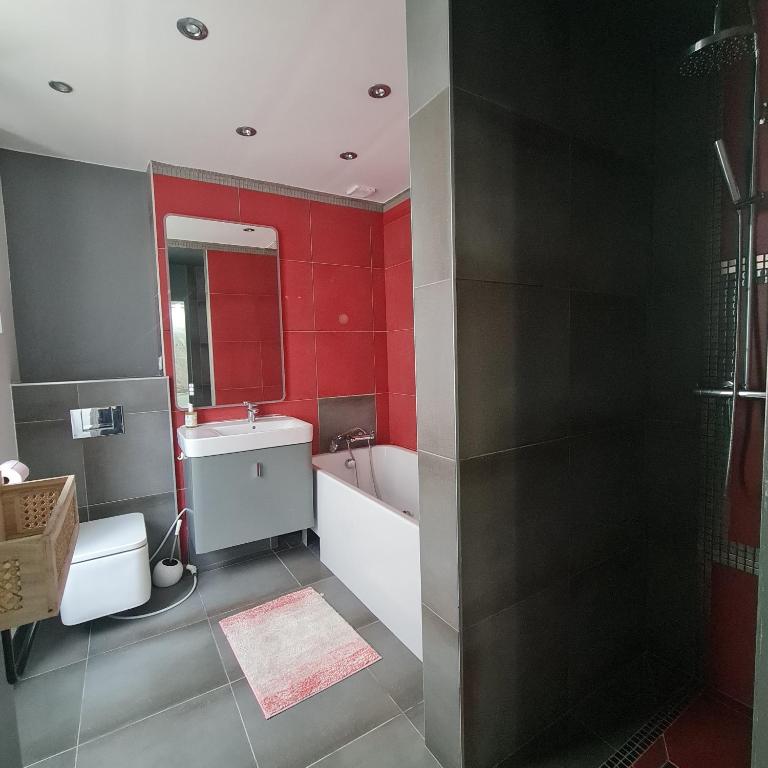 Kúpeľňa v ubytovaní Appartement très lumineux porte de Saint-Cloud - F3 avec suite parentale