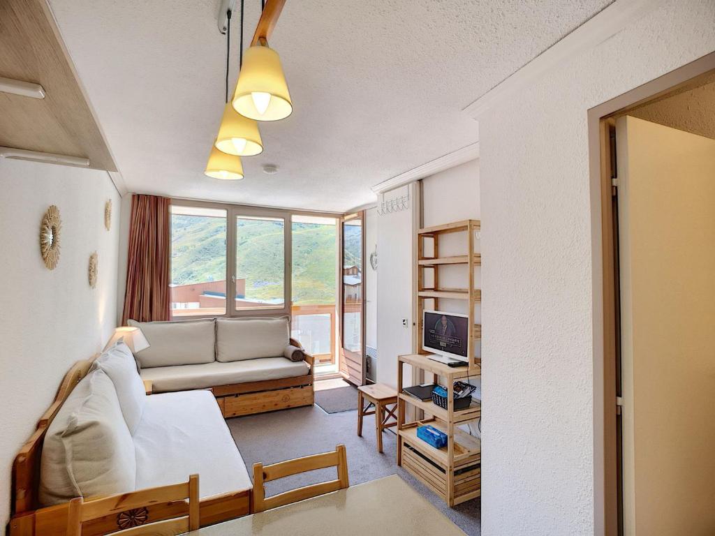 un salon avec un canapé et une table dans l'établissement Joli 2 pièces 25m² skis aux pieds, balcon exposé sud, 4 pers - FR-1-178-342, aux Menuires