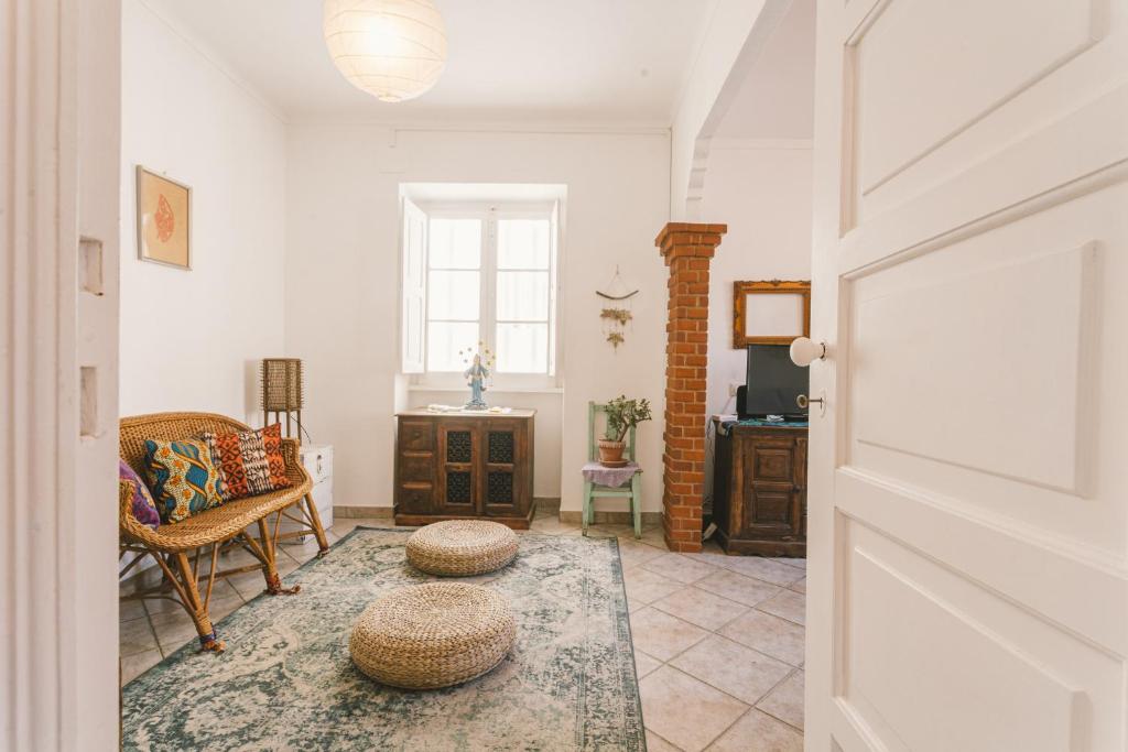 een woonkamer met twee poeven voor een deur bij Best Houses 56 - Charming House in Peniche in Peniche