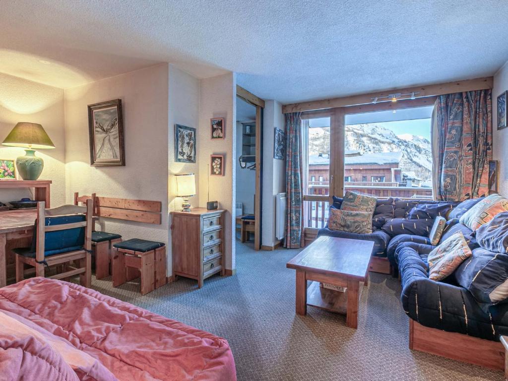 un salon avec un canapé et une table dans l'établissement Studio confortable à Val-d'Isère, 4-5 pers, balcon, wifi - FR-1-519-34, à Val dʼIsère