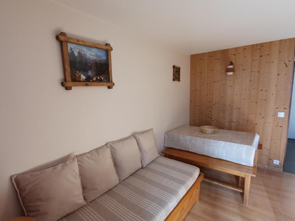un salon avec un canapé et une table dans l'établissement Studio idéalement situé, 2 pers, pied des pistes - FR-1-178-355, aux Menuires