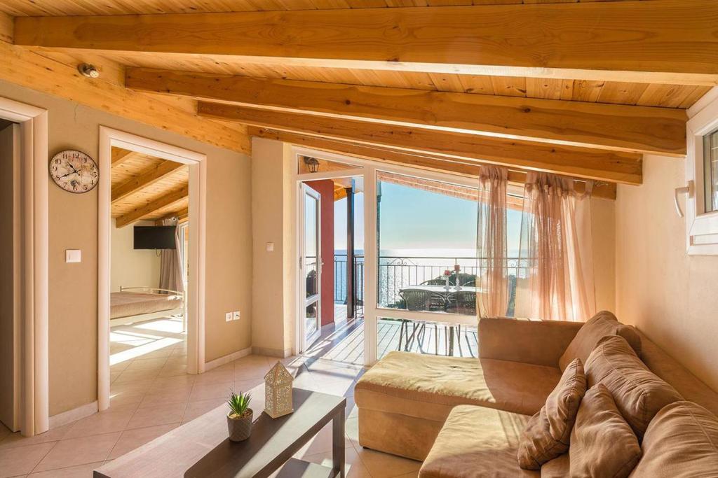 Część wypoczynkowa w obiekcie Luxury Loft Apartment with Pool - Pelekas Beach, Corfu