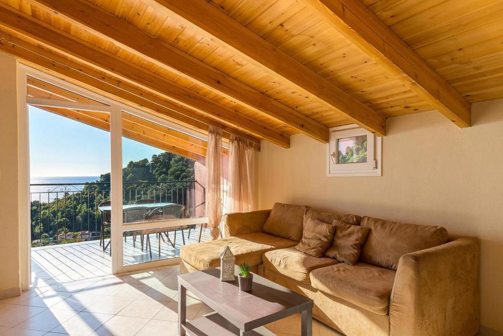Część wypoczynkowa w obiekcie Luxury Loft Apartment with Pool - Pelekas Beach, Corfu