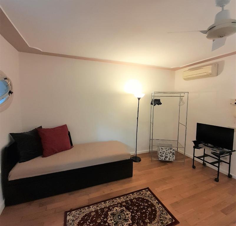 een woonkamer met een bank en een televisie bij Suite Vittoria in Napels
