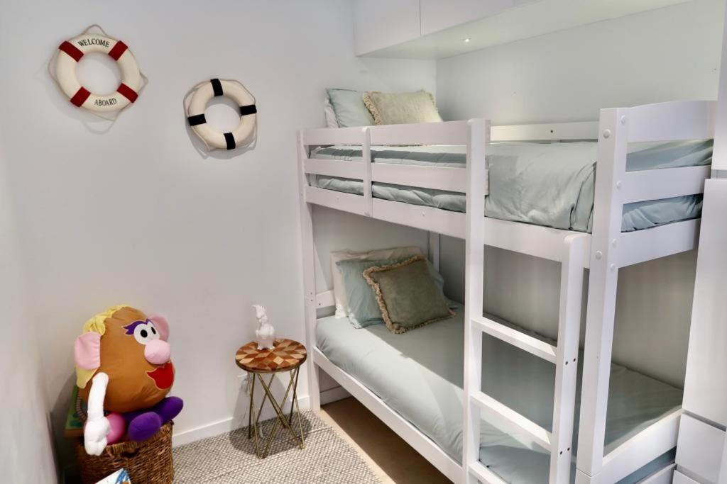 1 dormitorio con 2 literas y pelota de fútbol en Stay and Sea!, en Sídney