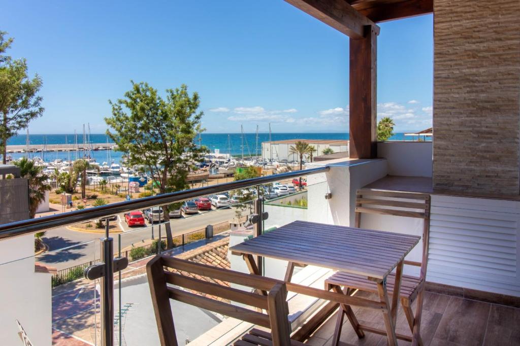balcón con mesa, sillas y vistas a la ciudad en Room in Guest room - Private room with beautiful sea view, en Marbella