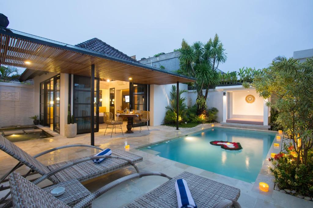 Poolen vid eller i närheten av The Kon's Villa Bali Seminyak