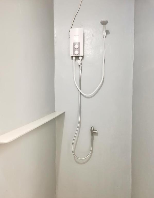 Un baño de NomadsMNL Hostel