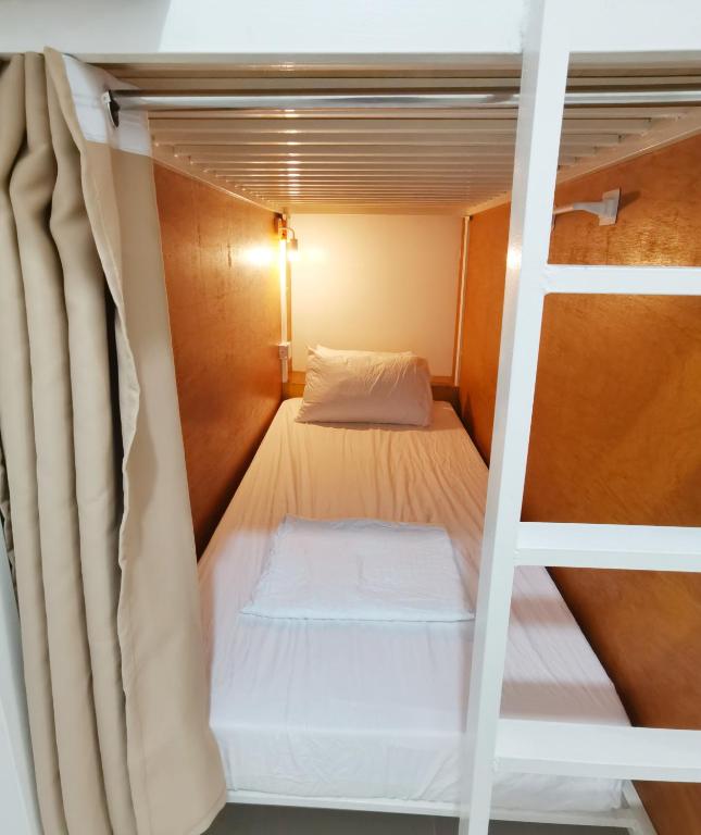 Una cama o camas en una habitación de NomadsMNL Hostel
