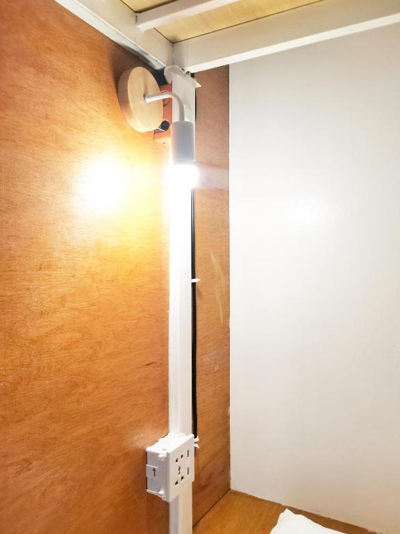 Un baño de NomadsMNL Hostel