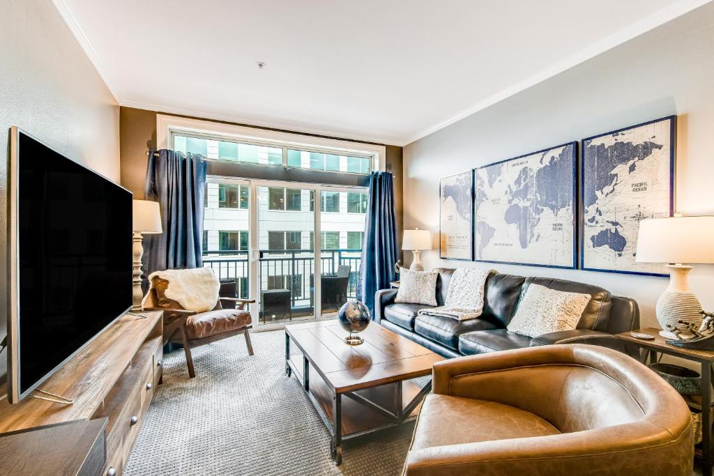 西雅圖的住宿－Second Star，客厅配有大屏幕平面电视和家具。