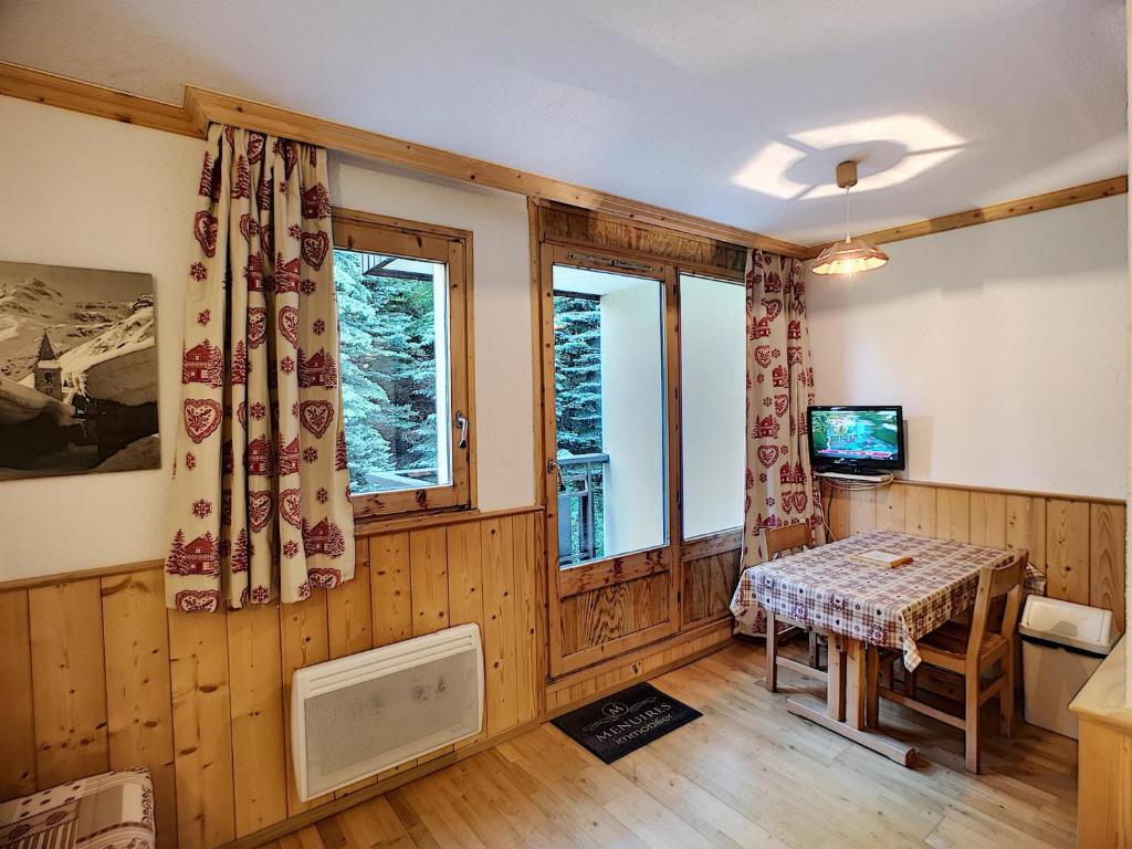 une salle à manger avec une table et deux fenêtres dans l'établissement Joli Studio 2 Pers, Wifi, Animaux Admis, Parking - FR-1-178-180, aux Menuires