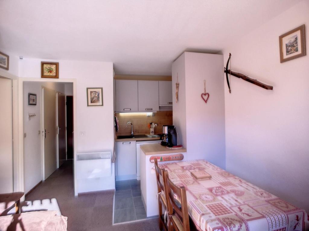 a kitchen with a table and a dining room at Appartement Les Menuires, 2 pièces, 5 personnes - FR-1-178-140 in Les Menuires