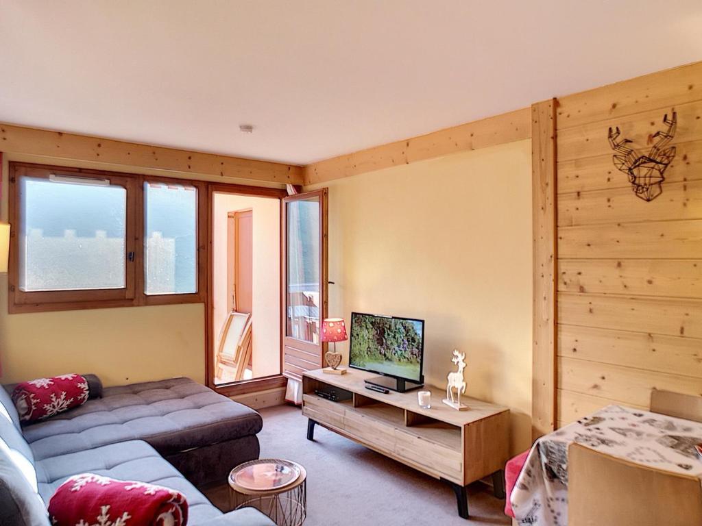 Appartement Les Menuires, 2 pièces, 5 personnes - FR-1-178-291にあるテレビまたはエンターテインメントセンター