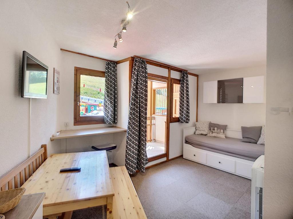 une chambre avec un lit, une table et une fenêtre dans l'établissement Studio cabine 4 pers, ski aux pieds, Les Menuires - FR-1-178-150, aux Menuires