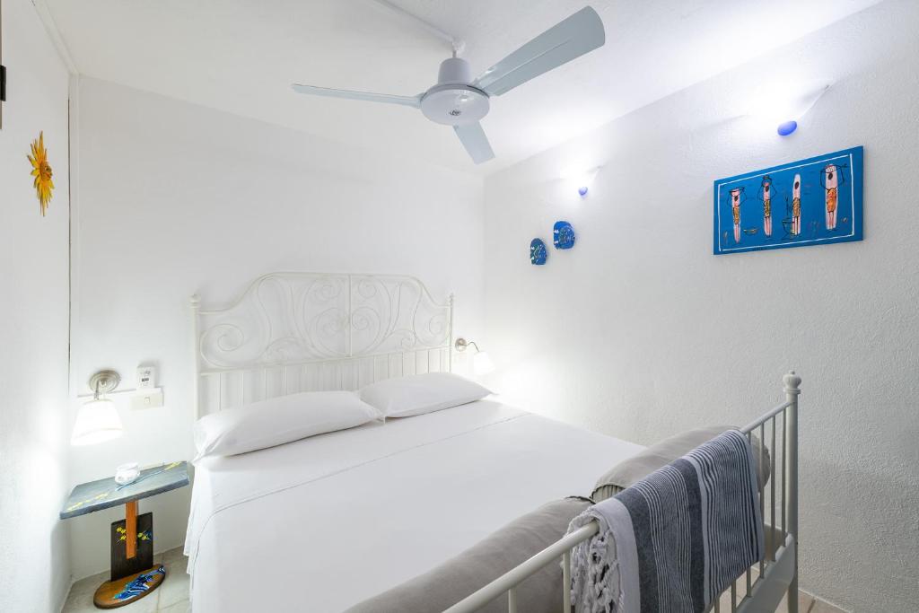 A bed or beds in a room at Domus Luna Apartment with sea view Villasimius