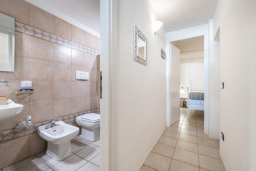 A bathroom at Domus Luna Apartment with sea view Villasimius