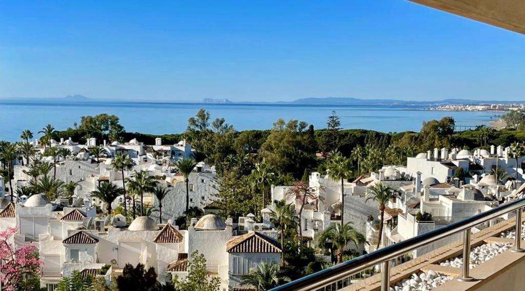 ariaal uitzicht op een stad met huizen en de oceaan bij Beautiful flat with a wonderful view close to the beach in Marbella
