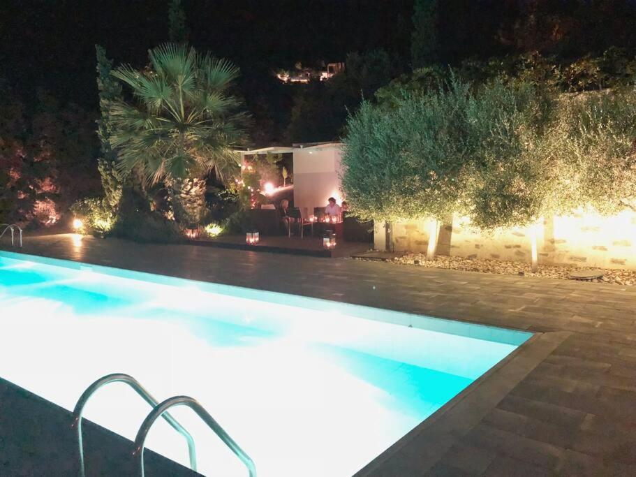 Bazén v ubytovaní Villa Nafsika stunning view on the Aegean Sea alebo v jeho blízkosti