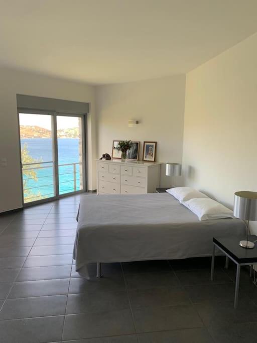 Posteľ alebo postele v izbe v ubytovaní Villa Nafsika stunning view on the Aegean Sea