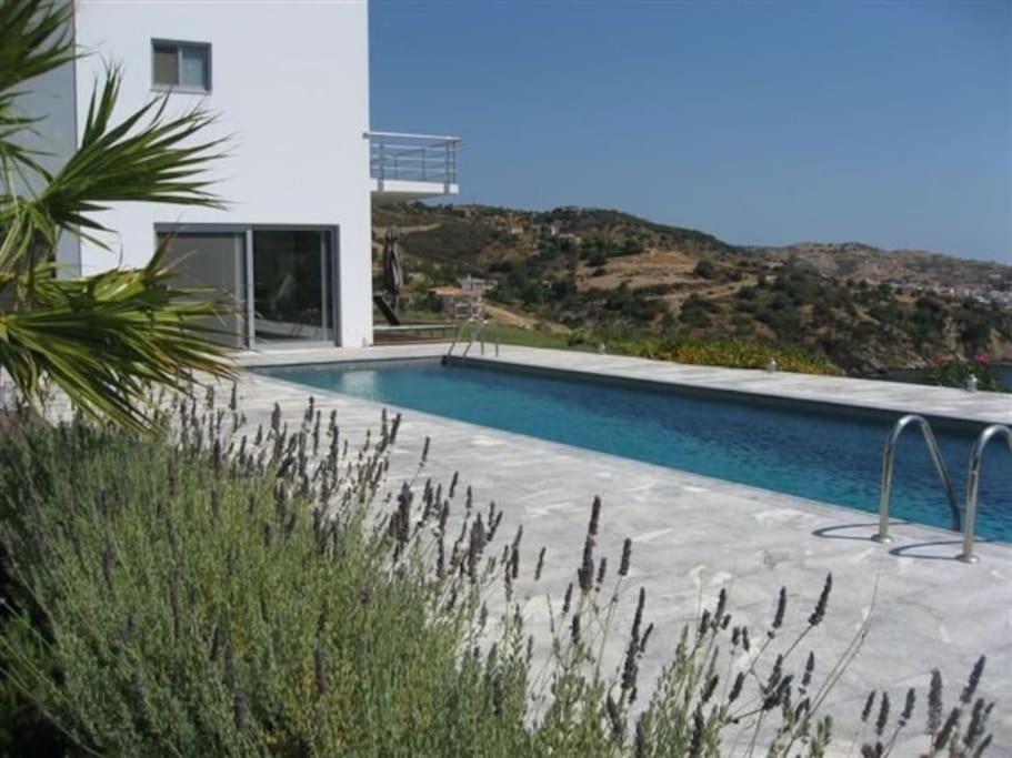 Bazén v ubytovaní Villa Nafsika stunning view on the Aegean Sea alebo v jeho blízkosti
